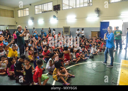 Quezon City, Philippines. 01 Juin, 2018. 4ème arrondissement, conseiller municipal de la ville de Quezon Irene Belmonte lors de la distribution de sacs d'école et des fournitures scolaires pour la Paroisse Sacré-Cœur de culte paroissial indigents crédit : Robert Oswald Alfiler/Pacific Press/Alamy Live News Banque D'Images