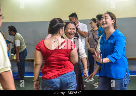 Quezon City, Philippines. 01 Juin, 2018. 4ème arrondissement, conseiller municipal de la ville de Quezon Irene Belmonte (droite) et Soeur Grace Macatol lors de la distribution de sacs d'école et des fournitures scolaires pour la Paroisse Sacré-Cœur de culte paroissial indigentes. Crédit : Robert Oswald Alfiler/Pacific Press/Alamy Live News Banque D'Images