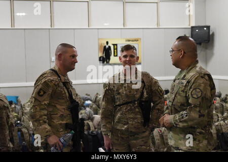 1er Sgt. Richard Berardinelli, gauche, premier sergent, Capitaine John Scott, centre, commandant de la 1156e compagnie du génie, et Maître. Le Sgt. Juan Lopez, la mobilisation sous-officier responsable, 642e l'appui régional groupe, discutez de mouvement final les procédures au Silas L. Copeland l'aérodrome d'arrivée ou de départ du Groupe de contrôle, le 1 décembre. (U.S. Photo de l'armée par Adam Holguin) Banque D'Images