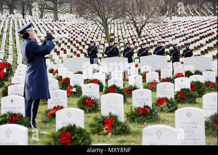 L'US Air Force sur la garde d'honneur lors d'une salve de 21 coups au cours de l'inhumation de U.S. Air Force Le Major Troy Gilbert, au cimetière national d'Arlington, le 19 décembre 2016. La famille de Gilbert et plus de 300 amis, collègues et wingmen ont assisté aux funérailles pour rendre hommage et honorer la dépouille d'un membre. (U.S. Photo de l'Armée de l'air par le sergent. Jannelle McRae) Banque D'Images