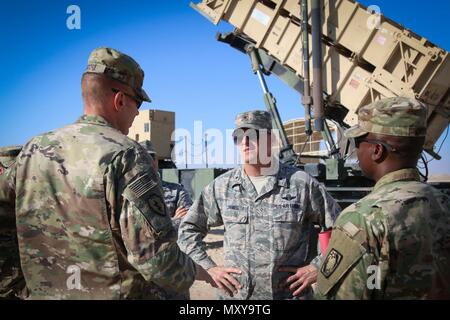 Le brig. Le général James Darren, commandant de la 379e escadre expéditionnaire aérienne, de discussions avec le Lieutenant-colonel Brian Jacobs (à droite), le commandant adjoint de la 69e Régiment d'artillerie de défense aérienne, et le Major Nikolai Moore, officier des opérations du 1er Bataillon, 43e Régiment d'artillerie de défense aérienne, au cours de la journée portes ouvertes de Patriot, le 2 décembre dans l'armée américaine dans la zone de responsabilité centrale. Bien que la plupart des soldats et aviateurs canadiens peuvent voir le MIM-104 Patriot lanceurs d'afar, peu ont l'occasion l'occasion de voir de près. (U.S. Photo de l'armée par le Sgt. Brandon Banzhaf, 69e Brigade d'artillerie de défense aérienne Affaires publiques) Banque D'Images