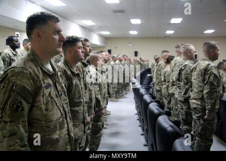 Soldats assigné à la force de la granit 368Fr. Bn. stand à l'attention pendant la première sous-officier du bataillon de la cérémonie qui signifie le passage d'un soldat enrôlé au grade de sergent dans le corps des sous-officiers au Camp Arifjan, au Koweït, le 29 novembre 2016. (U.S. Photo de l'armée par le capitaine Maria/Mengrone) Parution Banque D'Images