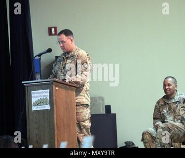 Le Sgt commande. Le major Stephen M. Bodwell du 368e. Ne. s'adresse à ses soldats de granit Groupe de travail participant à la première cérémonie d'intronisation des sous-officiers qui signifie le passage de soldat enrôlé au grade de sergent dans le corps des sous-officiers, le 29 novembre 2016. (U.S. Photo de l'armée par le capitaine Maria/Mengrone) Parution Banque D'Images