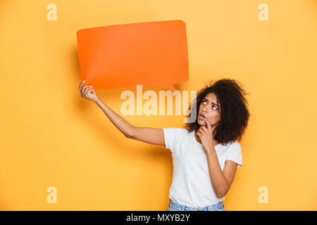 Portrait of a young woman holding africaine discours vide isolé sur fond jaune à bulles Banque D'Images