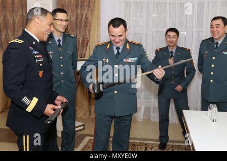 Le lieutenant-général Michael Garrett, le commandant de l'armée américaine, a commencé une centrale visite de deux jours à Astana, Kazakhstan avec un sit down rencontre avec le lieutenant général Murat, Maikeyev la première sous-ministre de la défense et chef de l'état-major général des Forces armées du Kazakhstan Le Kazakhstan, au ministère de la Défense. Garrett a également visité le nouveau Musée de l'histoire militaire du Kazakhstan - l'accent sur la riche tradition de guerrier dans le pays de l'âge du Bronze au 21e siècle - et fait don d'une réplique de l'épée du Général commandant la 3 armée George Patton a effectué au cours de la Seconde Guerre mondiale. Banque D'Images