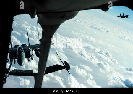 Deux F-15E Strike Eagles se préparer à recevoir le combustible dans un KC-10 Extender sur l'Irak, le 25 décembre, 2016. F-15s fournissent un appui aérien rapproché à guidage de précision au cours de groupe Force-Operation résoudre inhérente, un effort multinational d'affaiblir et de détruire l'État islamique en Irak et au Levant, les opérations dans la région du Moyen-Orient et dans le monde. (U.S. Air Force photo/Senior Airman Tyler Woodward) Banque D'Images