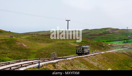 Vue du haut de la montagne de Great Orme à LLandudno, au Pays de Galles. Un funiculaire vintage industriel dans une forte pente descendant le fer dans un green p Banque D'Images