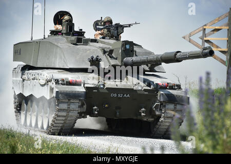 Soldats britanniques avec le Queen's Royal Hussars déplacer un char de combat principal CHALLENGER II au cours de la gamme vers le bas du réservoir est d'une Europe à la 7e défi de la formation de l'Armée de la commande Zone d'entraînement Grafenwoehr, le 4 juin 2018. L'Europe de l'armée américaine et l'armée allemande co-hôte de la troisième Europe forte Tank Challenge, qui est un événement annuel de formation conçus pour donner aux pays participants une dynamique, productif et agréable pour favoriser les partenariats militaires, forment les relations au niveau du soldat, et de partager des tactiques, techniques et procédures. (U.S. Photo de l'armée par Gertrud Zach) Banque D'Images