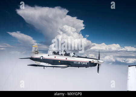 Un T-6A Texan II survole New York, 24 mai 2018. Le premier T-6 est arrivé à Randolph Air Force Base, Texas, en mai 2000. (U.S Air Force photo par un membre de la 1re classe Zachary Heal) Banque D'Images