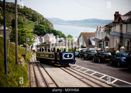 Vintage célèbre tramway de Great Orme à LLandudno, au Pays de Galles. Grand Orme Mountain à LLandudno, au Pays de Galles. Tramway traditionnel fait son chemin à travers la montagne, p Banque D'Images