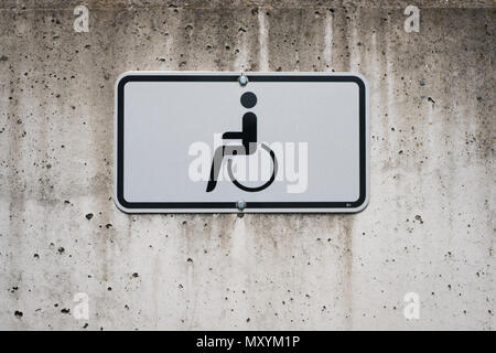 Fauteuil roulant apposé à signer - place de parking handicapés -