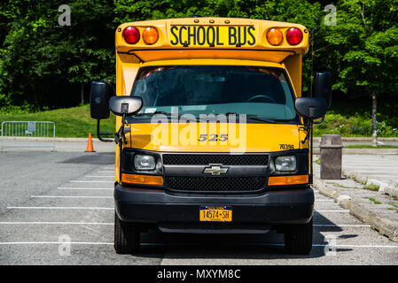 Les autobus scolaires stationnés sur week-end Banque D'Images