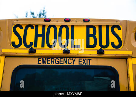 Les autobus scolaires stationnés sur week-end Banque D'Images