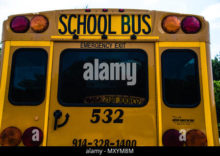 Les autobus scolaires stationnés sur week-end Banque D'Images