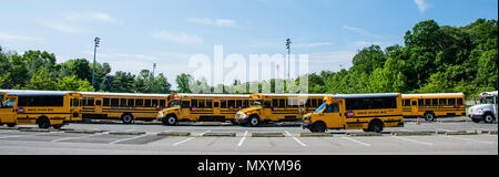 Lignes d'autobus scolaires en stationnement sur le week-end à White Plains, NY Banque D'Images