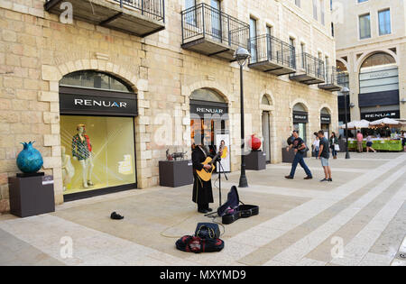 Alrov Mamilla Avenue est un populaire centre commercial en plein air à Jérusalem, Israël. Banque D'Images