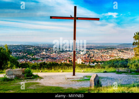 La colline de gravats Birkenkopf à Stuttgart, Allemagne, avec son immense croix rouillée sur le dessus Banque D'Images