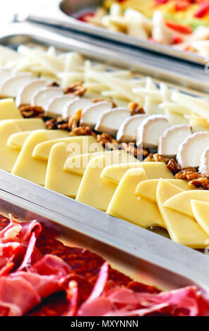 Divers plateaux avec un buffet délicieux apéritifs close-up. Petit déjeuner à l'hôtel. Assortiment. Banque D'Images