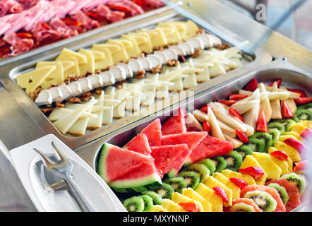 Divers plateaux avec un buffet délicieux apéritifs close-up. Petit déjeuner à l'hôtel. Assortiment. Banque D'Images