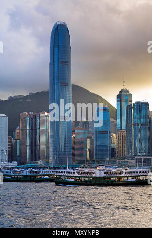 Le Star Ferry et le port d'horizon, de Hong Kong, Chine Banque D'Images