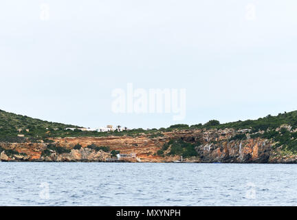 L'île de Tagomago ou Illa de Tagomago, est une île privée au large de la côte est d'Ibiza, Iles Baléares, Espagne. Banque D'Images