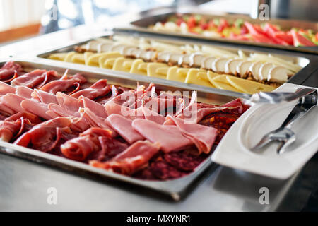 Divers plateaux avec un buffet délicieux apéritifs close-up. Petit déjeuner à l'hôtel. Assortiment. Banque D'Images