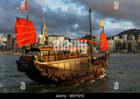 Jonque touristique dans le port de Victoria, Hong Kong, SAR, Chine Banque D'Images