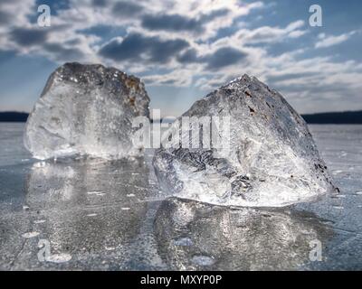 Shining la glace brisée. Il miroite joliment les rayons du soleil et l'éblouissement et la lumière joue Banque D'Images