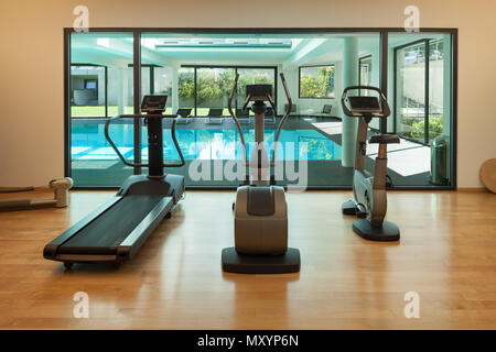 Salle de sport, l'intérieur d'une maison moderne avec spa Banque D'Images