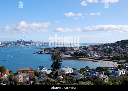 Photographie de paysage Auckland Harbour de Devonport, Côte-Nord, à la recherche sur l'eau à la Sky Tower à Auckland, Nouvelle-Zélande Banque D'Images