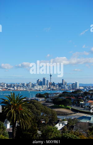 Vue panoramique sur le port d'Auckland et la Sky Tower, de Devonport, North Shore, New Zealand Banque D'Images