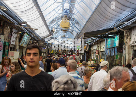 9 mai 2018 l'un des centres commerciaux bondés de la rue couverte de Mahane Yehuda coloré marché de Jérusalem Israël à la veille du sabbat Banque D'Images