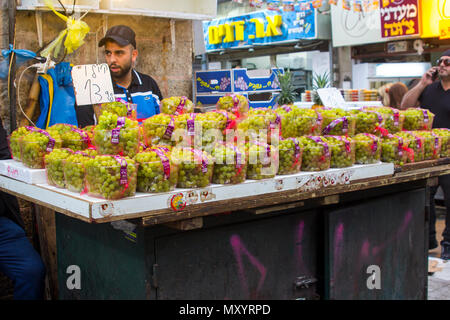 9 mai 2018 fruits et raisins sur l'affichage à l'étal d'un vendeur à la rue couverte de Mahane Yehuda à Jérusalem Israël marché Banque D'Images