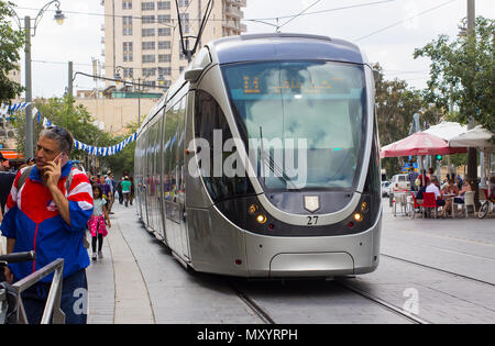 9 mai 2018 un tramway électrique sur le système léger sur rail moderne qui forme une partie essentielle de la travel network dans la ville de Jérusalem Israël. Banque D'Images