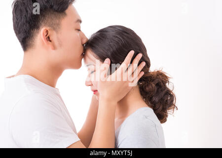 Un homme s'embrasser sa tête de la femme avec l'amour et l'affection, la femme jouit de la romance. Banque D'Images