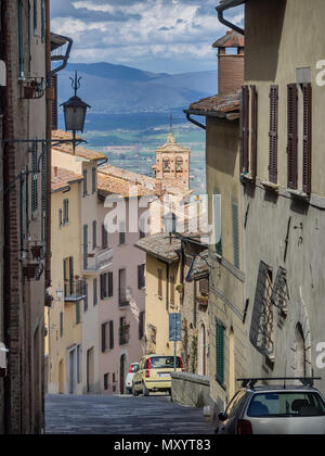 Les petites rues étroites de la ville du vin de Montepulciano en Toscane, Italie Banque D'Images