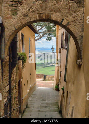 Les petites rues étroites de la ville du vin de Montepulciano en Toscane, Italie Banque D'Images