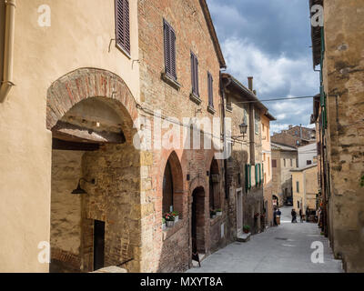 Les petites rues étroites de la ville du vin de Montepulciano en Toscane, Italie Banque D'Images