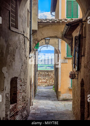 Les petites rues étroites de la ville du vin de Montepulciano en Toscane, Italie Banque D'Images