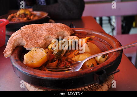 Tajine de légumes et de pain, Maroc Banque D'Images