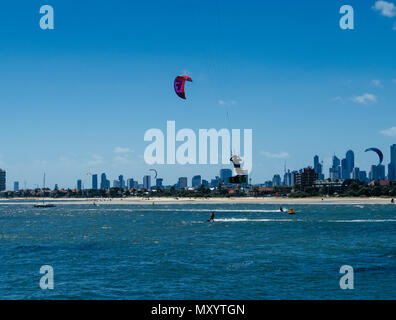 Kite surfeurs en action à Port Phillip Bay près de St Kilda, Melbourne, Victoria, Australie Banque D'Images