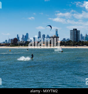 Activités nautiques sur les eaux de Port Phillip Bay près de St Kilda à Melbourne City Skyline dans la distance, Victoria, Australie Banque D'Images