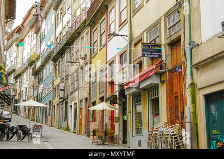 Rue colorée dans la vieille ville de Porto, Portugal. Banque D'Images