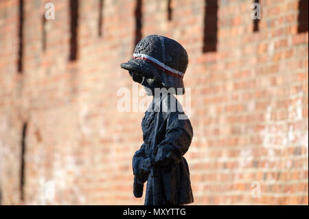 Le monument du petit insurgé (Pomnik Malego Powstanca) dans la vieille ville de Varsovie, Varsovie, Pologne. Le 12 mai 2018. La statue est un hommage à l'enfant Banque D'Images