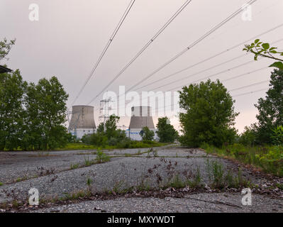 Trino, Italie, le 19 mai 2018 - des câbles électriques haute tension et de la route qui sort de la centrale thermoélectrique, centrale Enel Galileo Ferraris, Trin Banque D'Images
