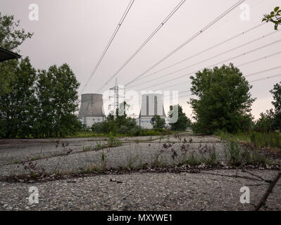 Trino, Italie, le 19 mai 2018 - des câbles électriques haute tension en provenance de la centrale thermoélectrique, centrale Enel Galileo Ferraris, Trino-Leri-Ca Banque D'Images