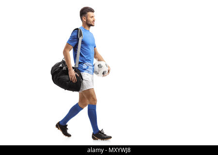 Profil de pleine longueur tiré d'un joueur de football avec un sac et une marche football isolé sur fond blanc Banque D'Images