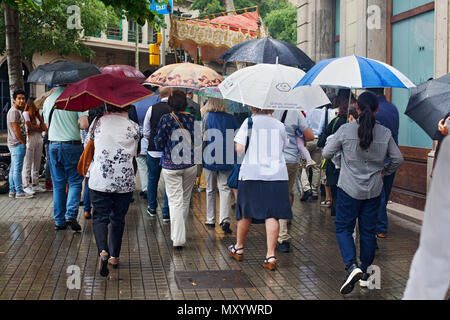 Communion catholique sous la pluie, Barcelone, Espagne. Banque D'Images