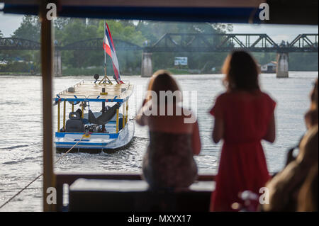 Croisière sur le fleuve au pont sur la rivière Kwai, Kwaiyai Road, Ban Tai, Mueang District Kanchanaburi, Kanchanaburi, Thaïlande Banque D'Images