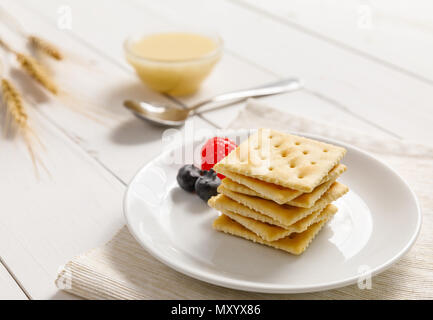 Les craquelins avec du lait concentré et fruits, petit déjeuner Banque D'Images